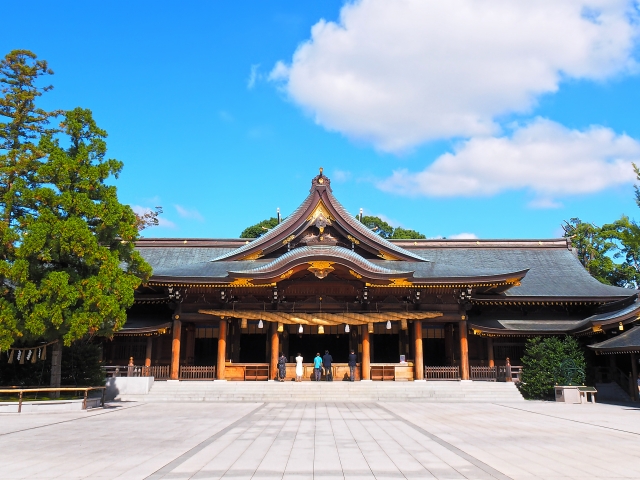 （寒川町）寒川神社‐風景　青空と神社のコントラストイメージ